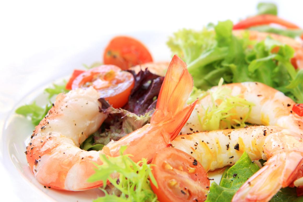 Garnelen auf Salat