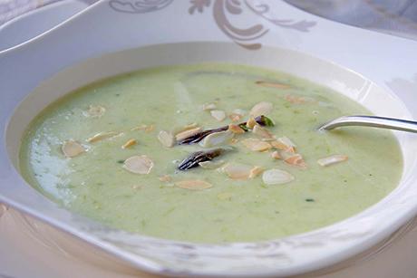 Spargelcremesuppe mit Orangenfilets