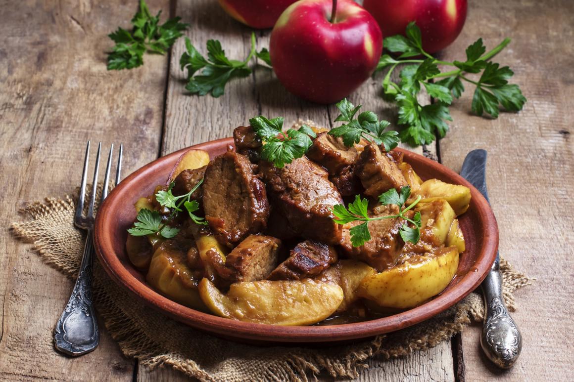 Fleisch mit Äpfeln aus dem Römertopf