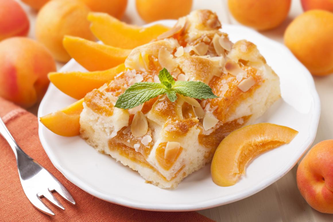 Aprikosenkuchen mit gerösteten Mandeln