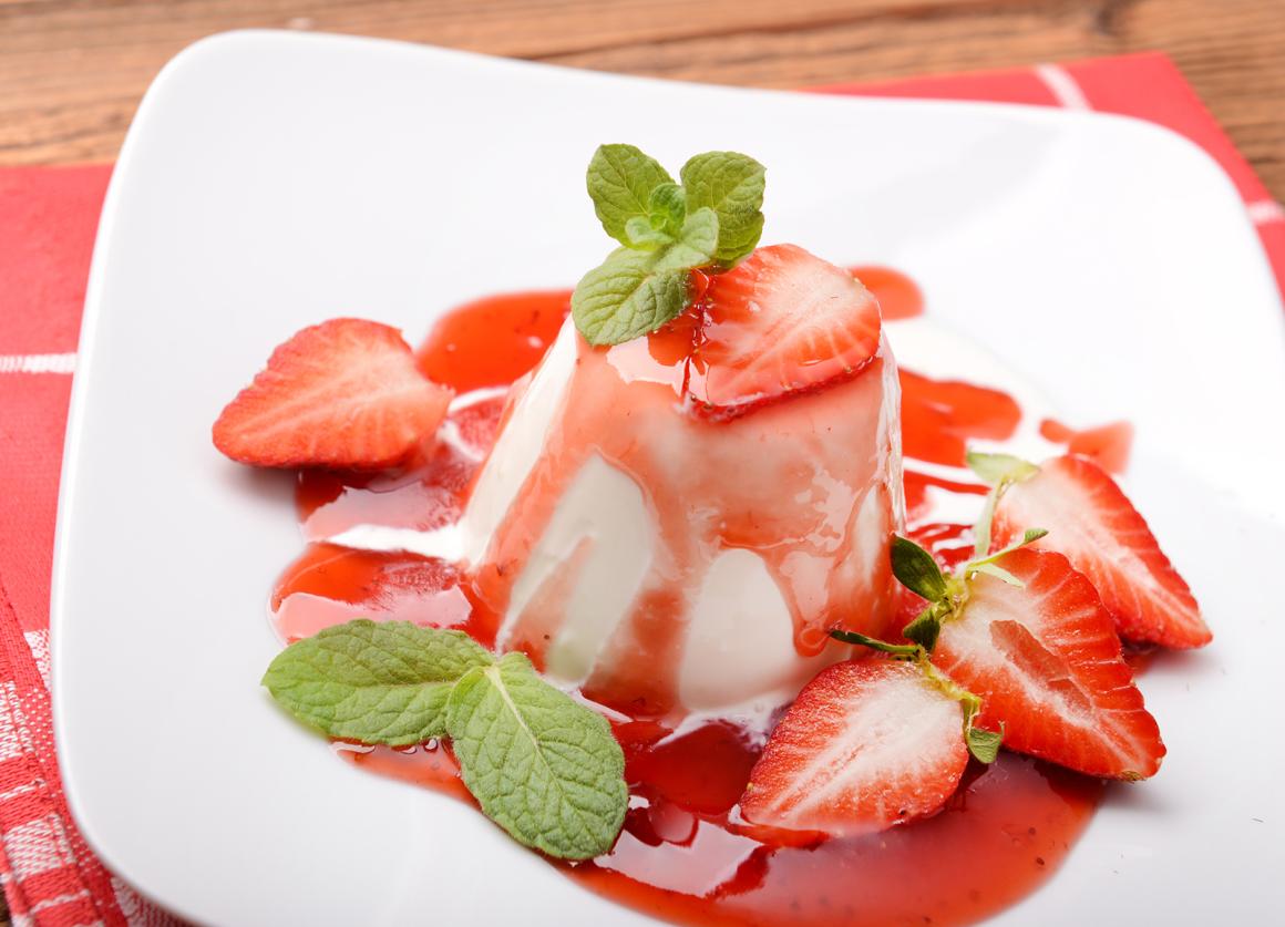 Kokos-Panna-Cotta an Erdbeersauce