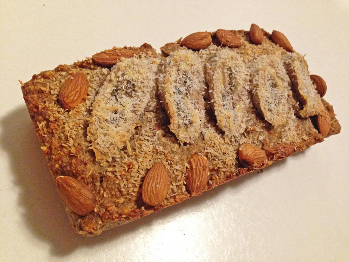 Bananenbrot mit Mandeln und Kokosraspel