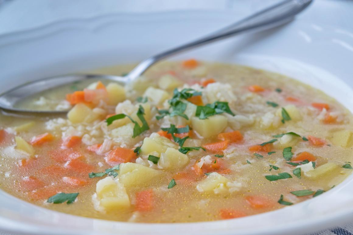 Zitronen-Minze-Suppe nach portugiesischer Art
