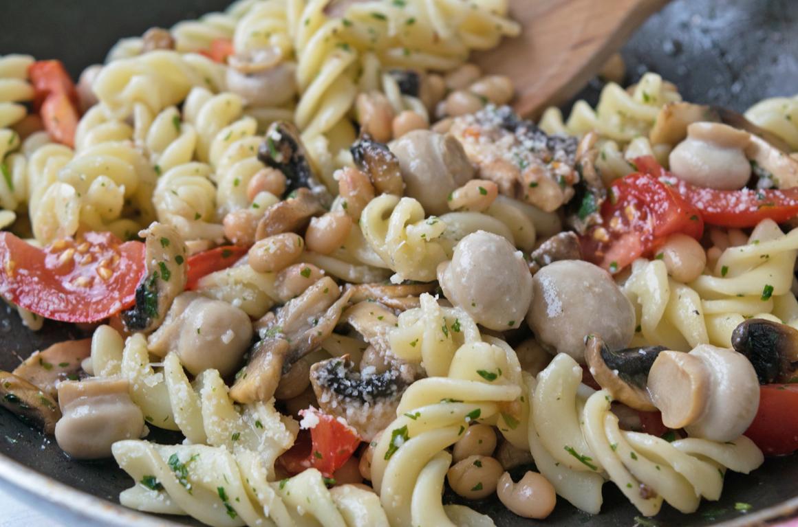 Salbeifusilli an Bohnen