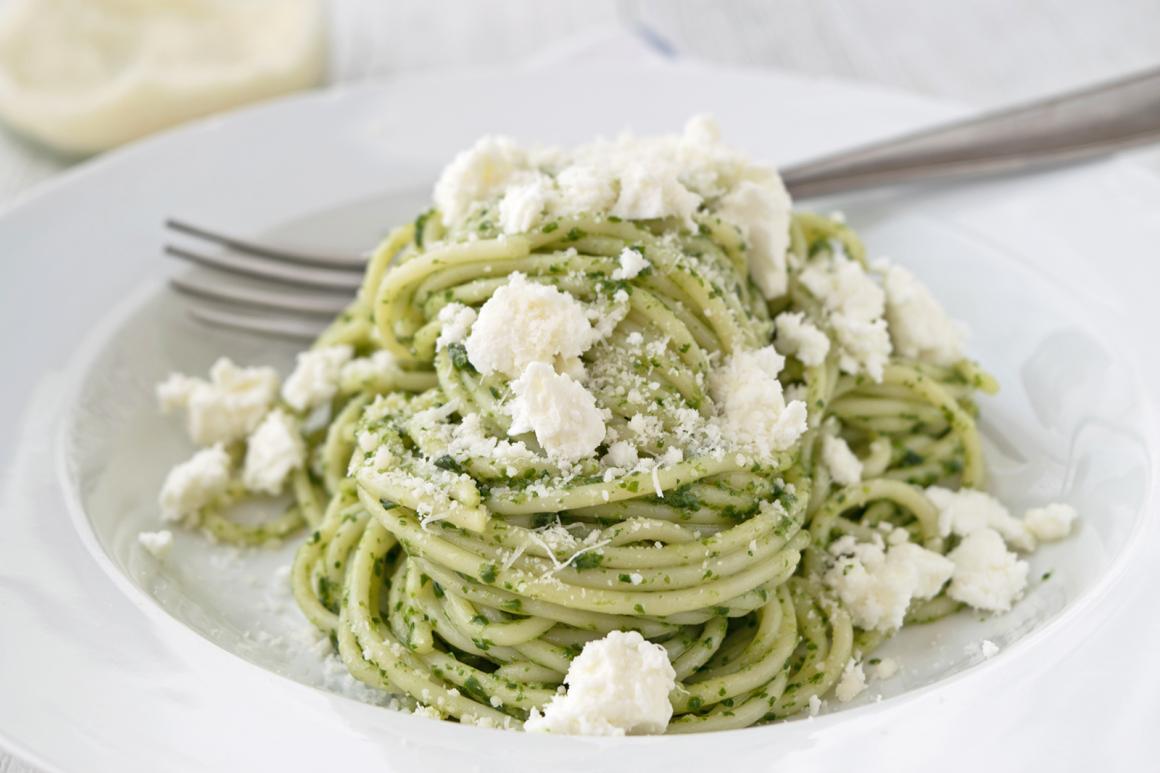 Bärlauchspaghetti an Feta- und Pecorino-Käse