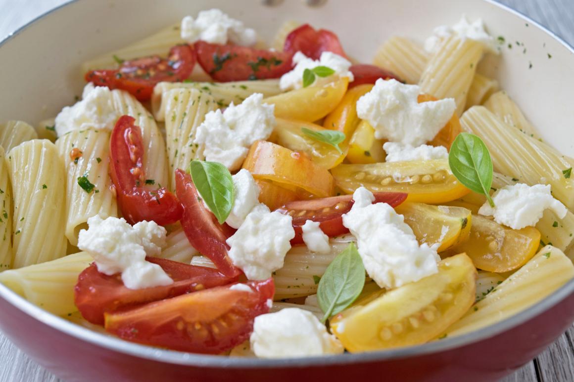 Rigatoni mit Feta und Datteltomaten