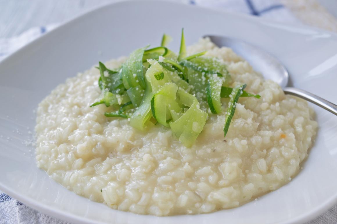 Weissweinrisotto mit Zucchettistreifen