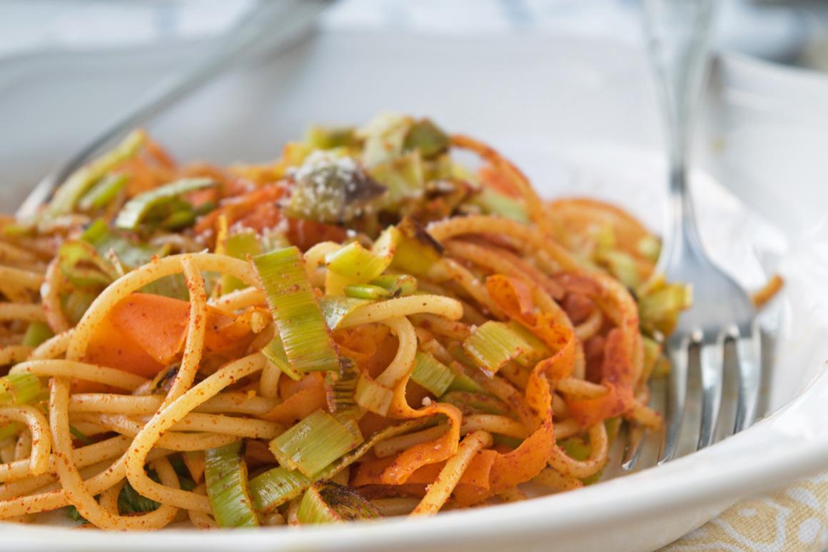 Gebratene Spaghetti mit Lauch-Gemüse