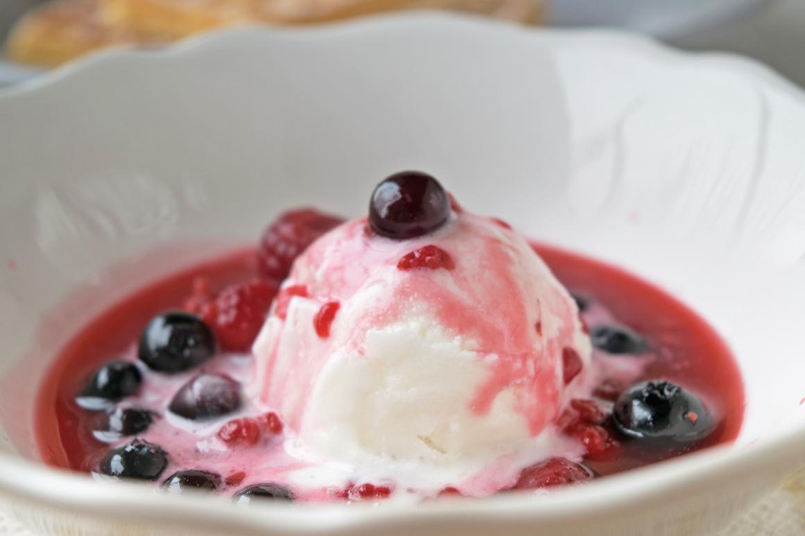 Vanilleglacé mit heissen Beeren