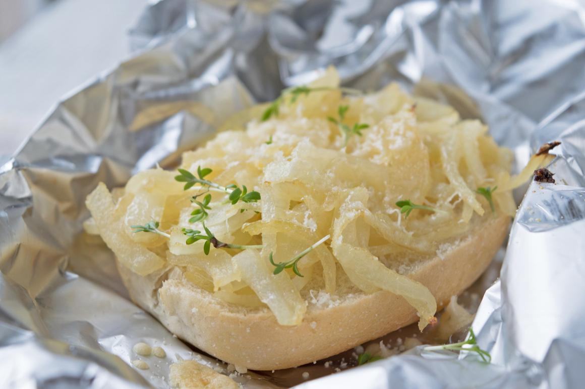 Zwiebelbaguettes mit Parmesan überbacken