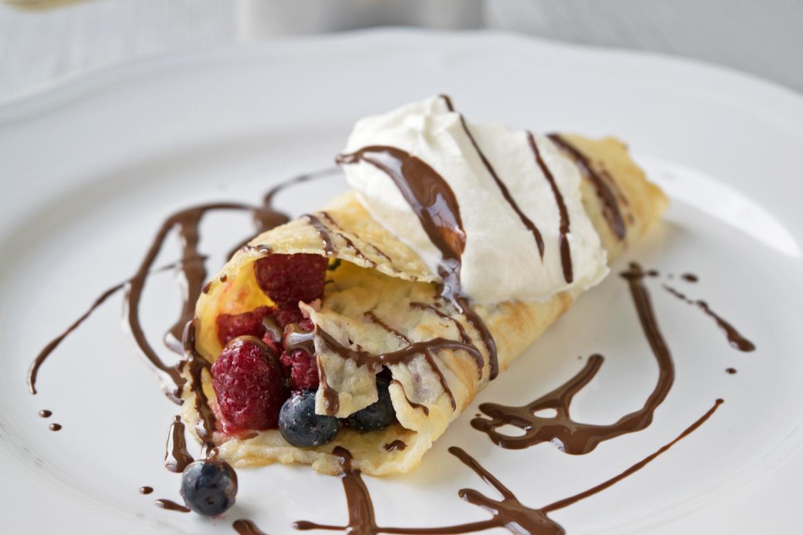 Crepes mit Beeren und Schokosause