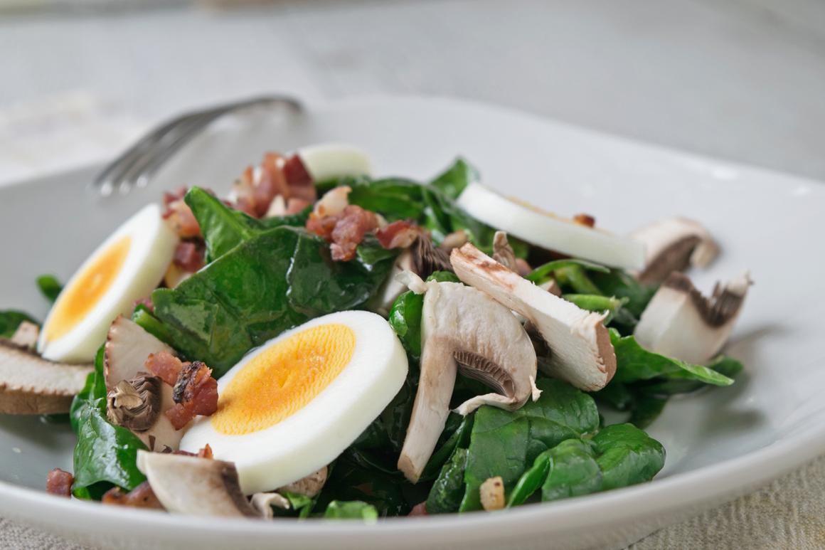 Spinatsalat mit Ei und Speck - Rezept