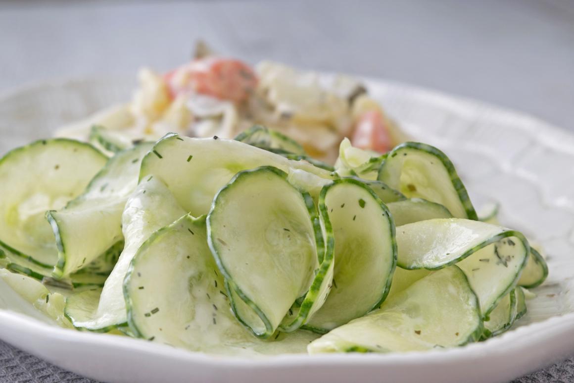 Gurkensalat an Sauerrahmsauce
