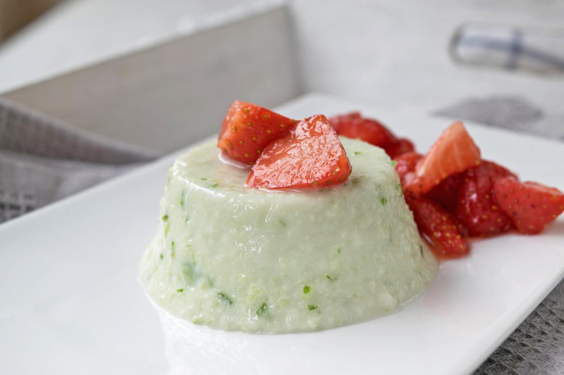 Süsser Gurkenflan mit Erdbeeren