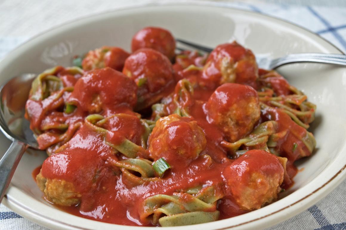 Nudeln an Tomaten-Basilikum-Sauce mit Wurstbällchen