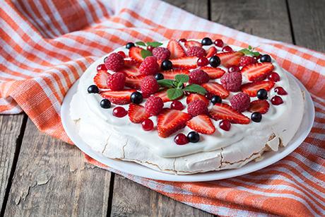 Baiser Kuchen mit Beeren