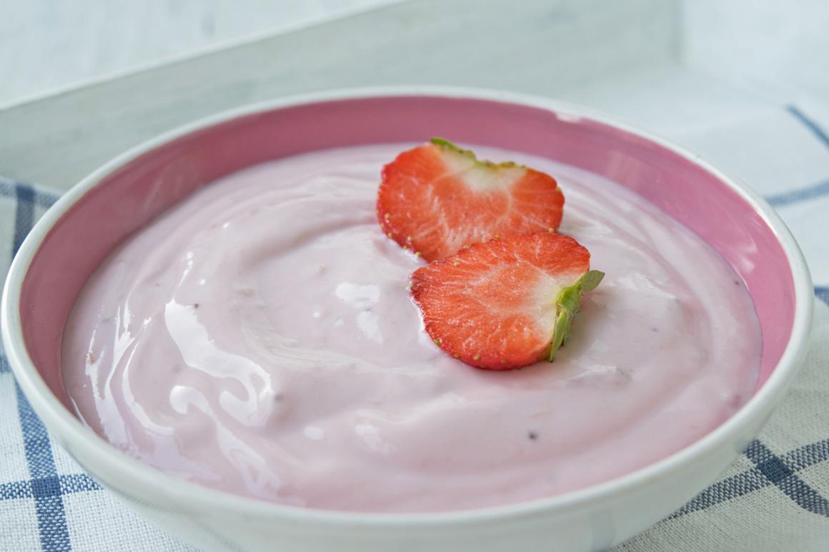 Leichte Quark-Mousse mit Erdbeeren