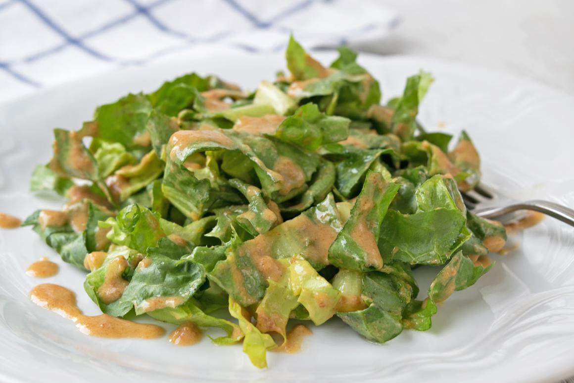 Endiviensalat an Nussdressing - Rezept
