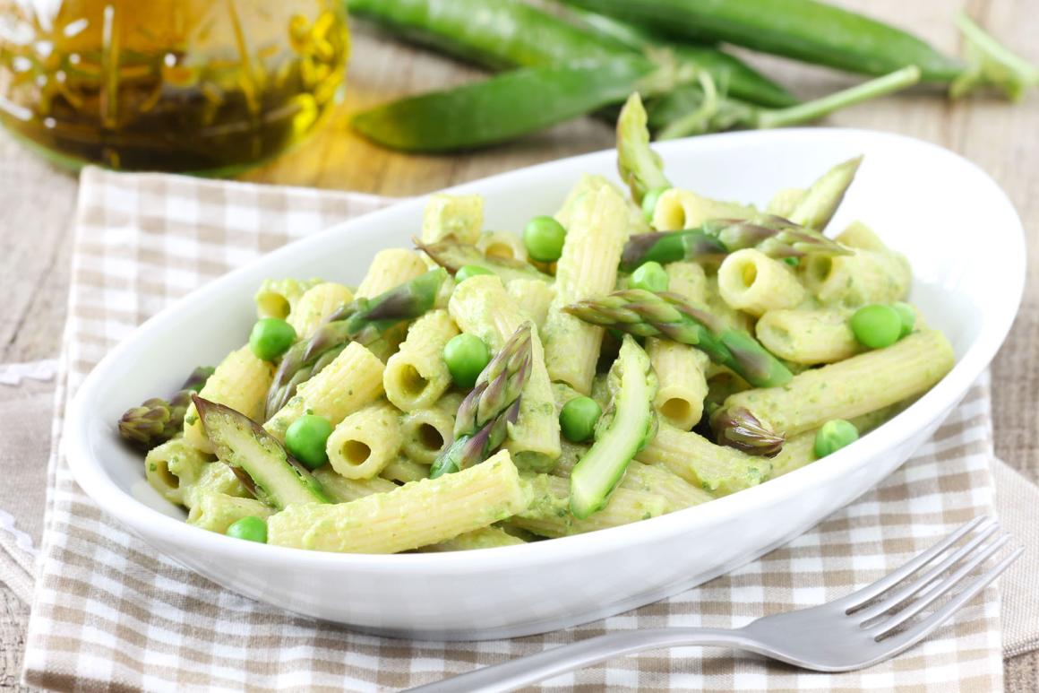 Penne mit grünem Spargel und Erbsen