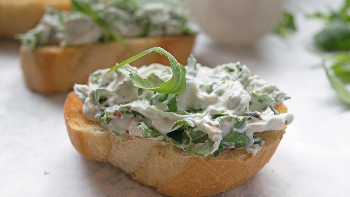 Rucolaquark auf knusprigem Brot