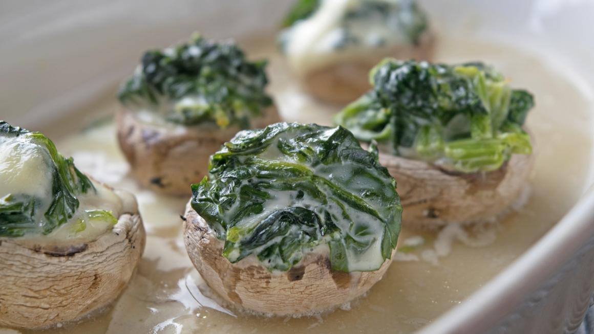 Überbackene Champignons gefüllt mit Gemüse