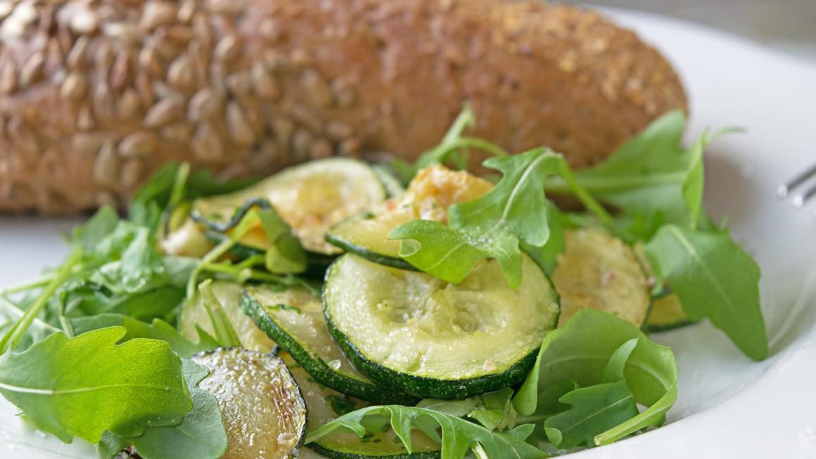 Zucchetti-Gemüse mit Rucola