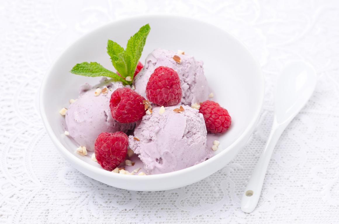 Himbeerglace mit Zitronenmelisse