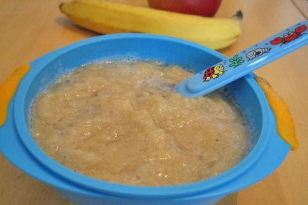 Bananenbrei mit frischen Äpfeln