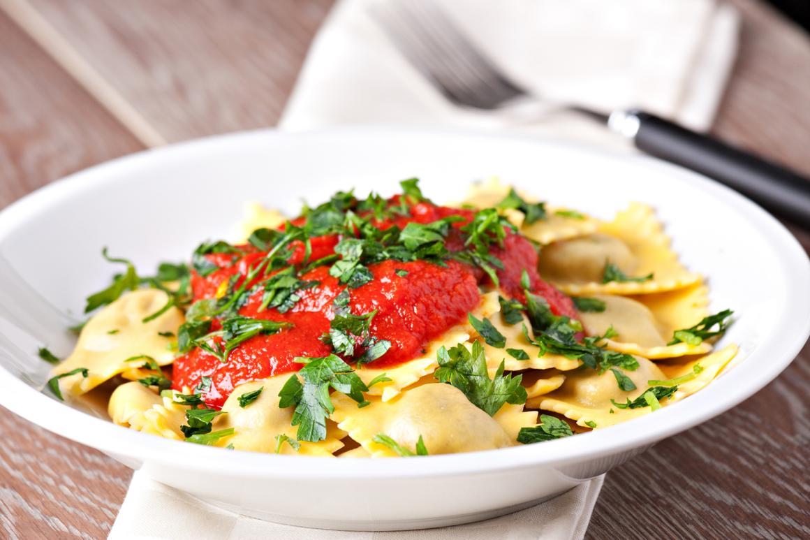 Ravioli mit Tomatensauce