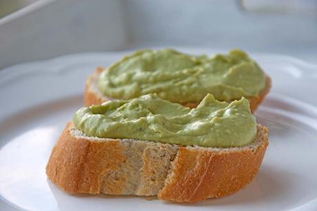 Pesto mit Avocado