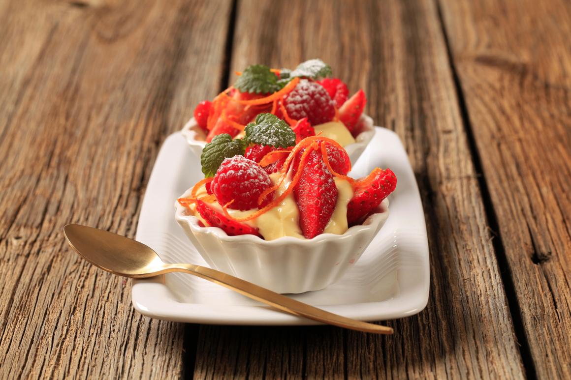 Vanillemousse mit Himbeeren
