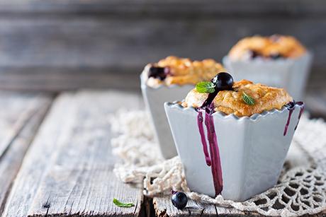 Griess mit Kirschen oder schwarzen Beeren