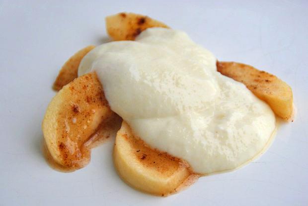 Griess mit Äpfeln und Zimt