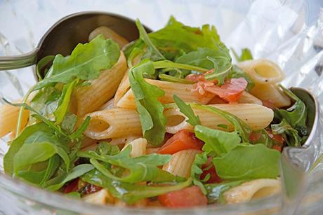 Pastasalat mit Rucola al dente