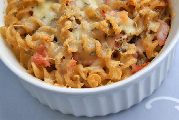 Nudelauflauf al dente mit Mozzarella und Schinken