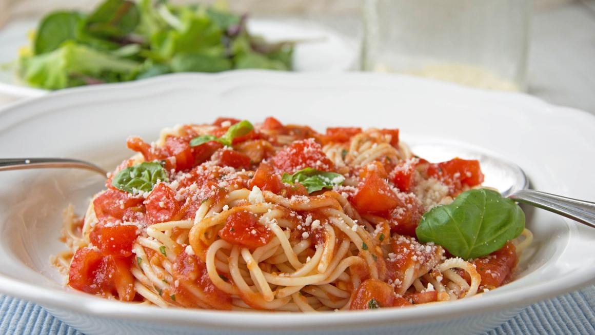 Spaghetti mit kalter Tomatensauce