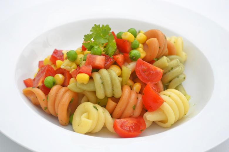 Nudelsalat al dente bunt gemischt