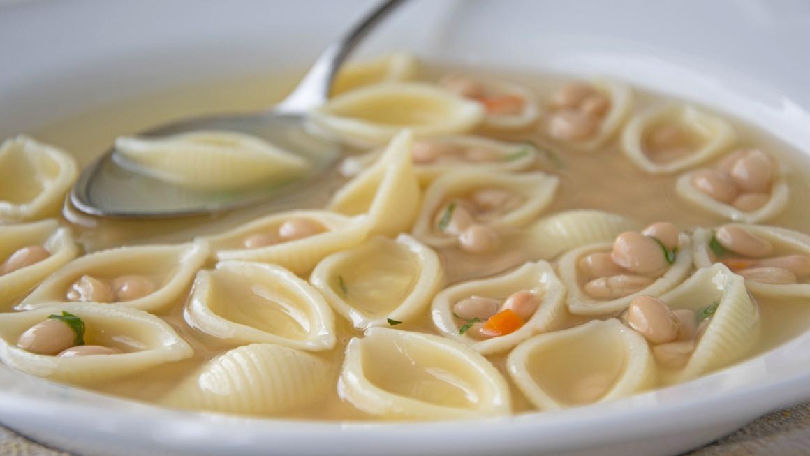 Cremige Bohnensuppe mit Conchiglie-Nudeln