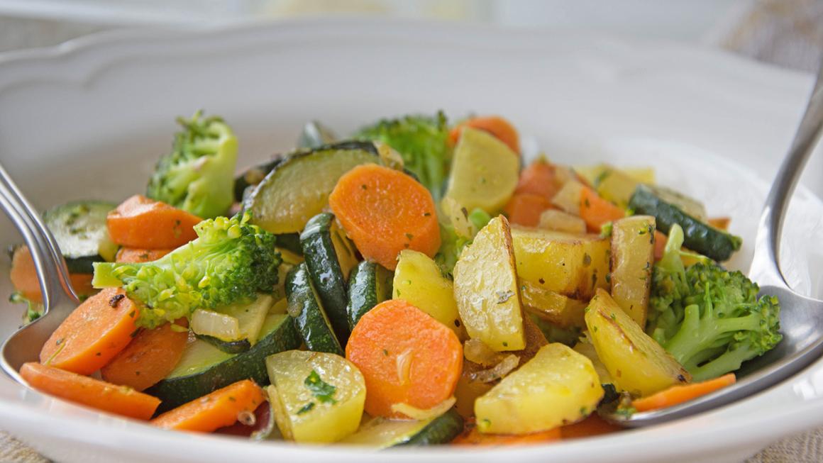 Knackiges Gemüse aus der Pfanne mit Kartoffeln - Rezept