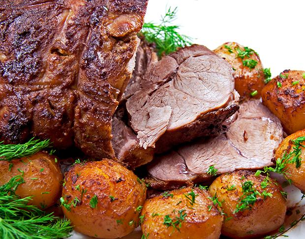 Zicklein mit Wildkräutern in Weinsauce