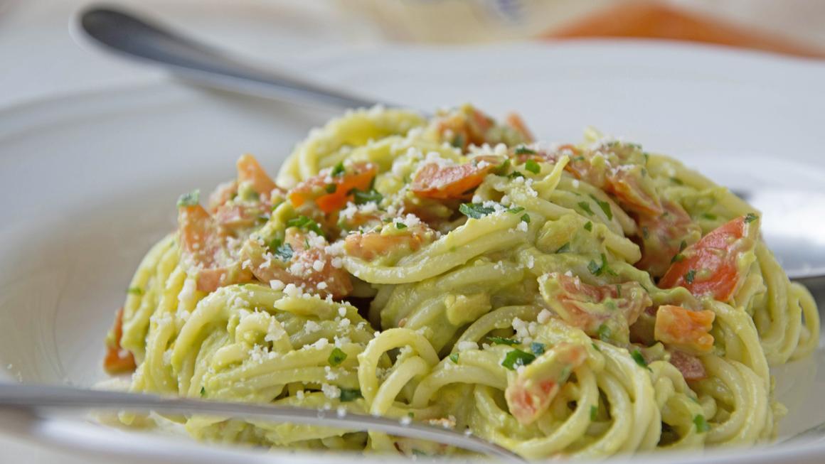 Spaghetti an Avocado-Tomaten-Sauce