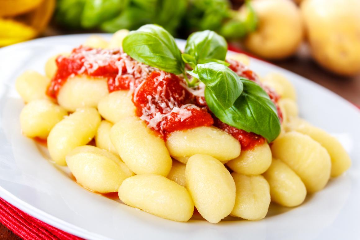 Kartoffelknöpfli in Tomaten-Käse-Sauce