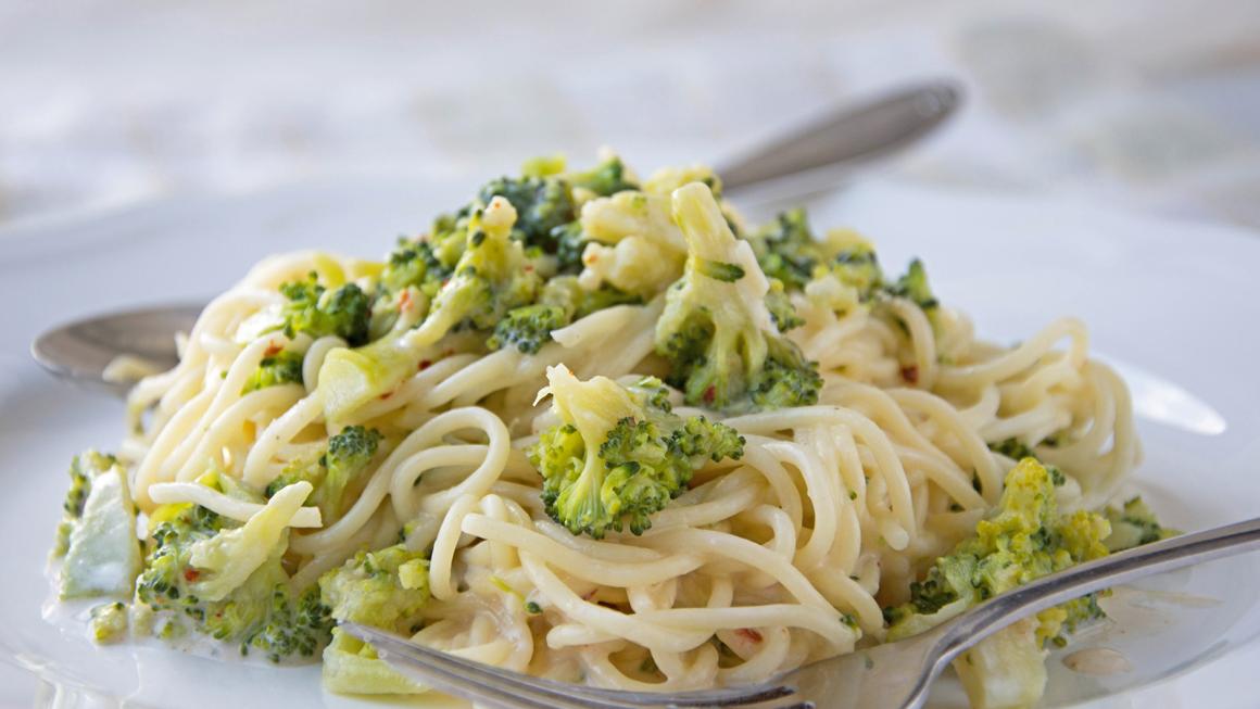 Nudeln mit Broccoli an Erdnuss-Kokos-Sauce