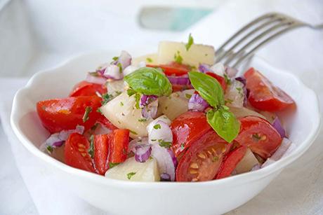 Salat mit frischer Ananas