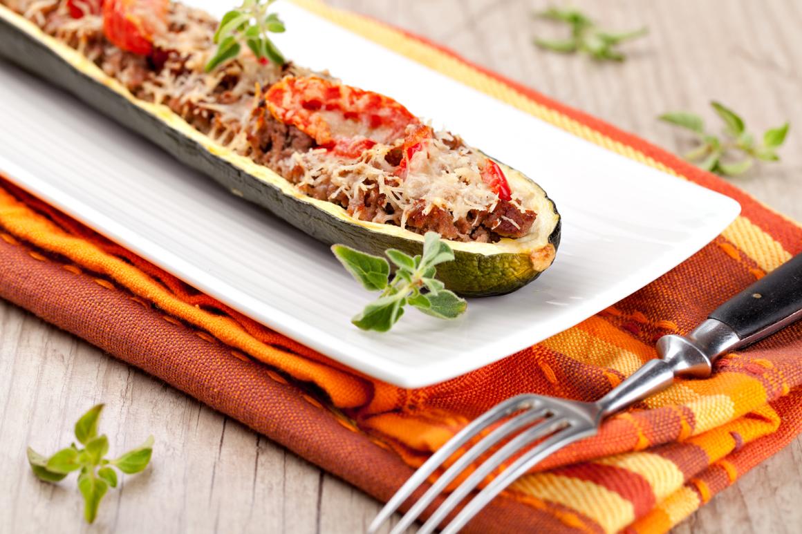 Gefüllte Zucchetti mit Hackfleisch und Tomatensauce