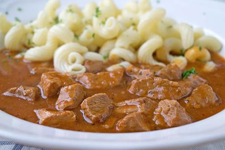 Gulasch aus dem Römertopf