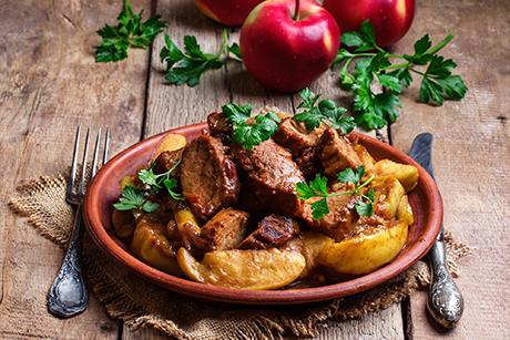 Fleisch mit Äpfeln aus dem Römertopf