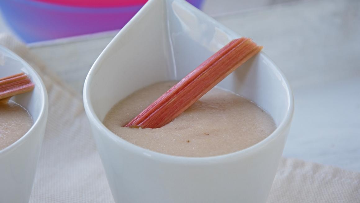 Griess mit Apfel und Rhabarber
