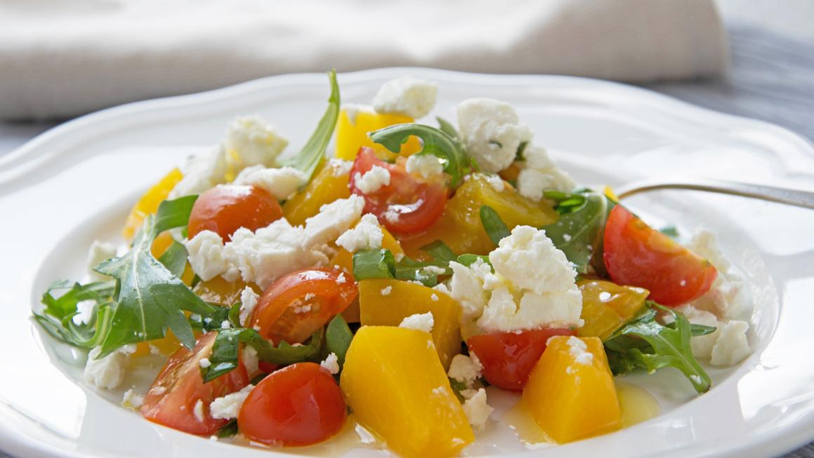 Tomaten-Pfirsich-Salat mit Burrata