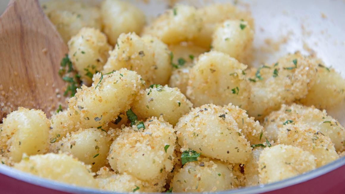 Bröselbutter mit Haselnüssen